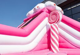 Aire de jeux gonflable sur le thème de Candyworld avec toboggans et obstacles amusants imprimés pour les enfants. Achetez des structure gonflable en ligne chez JB Gonflables France