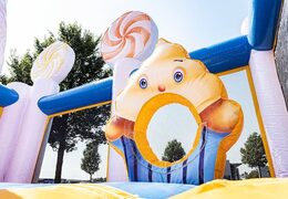 Obtenez un parc gonflable gonflable sur le thème de Candyland avec plusieurs toboggans et toutes sortes d'obstacles amusants avec des imprimés thématiques pour les enfants. Commandez des aire de jeux gonflable en ligne chez JB Gonflables France