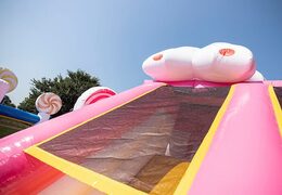 Parc gonflable Candyworld avec toboggans, obstacles avec des imprimés amusants sur le thème des bonbons pour les enfants. Achetez des aire de jeux gonflable en ligne chez JB Gonflables France