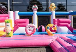 Achetez un structure gonflable Candyworld avec plusieurs toboggans et toutes sortes d'obstacles amusants avec des imprimés Candyland pour les enfants. Commandez des structure gonflable en ligne chez JB Gonflables France