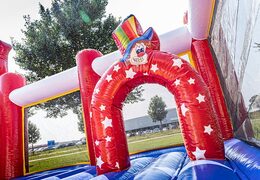 Aire de jeux gonflable de cirque Bounce World avec des toboggans et toutes sortes d'obstacles avec des imprimés de cirque pour les enfants. Commandez des structure gonflable en ligne chez JB Gonflables France