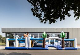 Structure gonflable Bounce World Frozen avec plusieurs toboggans et toutes sortes d'obstacles amusants avec des imprimés Frozen pour les enfants. Achetez des parc gonflable en ligne chez JB Gonflables France