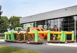 Commandez un parc gonflable coloré sur le thème de la jungle pour les enfants. Achetez des structure gonflable en ligne chez JB Gonflables France