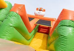 Commandez un aire de jeux gonflable sur le thème de la jungle avec plusieurs toboggans et toutes sortes d'obstacles amusants avec des imprimés pour les enfants. Achetez des structure gonflable en ligne chez JJB Gonflables France