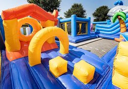 Commandez un structure gonflable sur le thème du monde marin avec plusieurs toboggans et toutes sortes d'obstacles amusants avec des imprimés pour les enfants. Achetez des aire de jeux gonflable en ligne chez JB Gonflables France