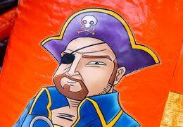 Commandez un château gonflable XXL multijoueur ouvert avec toboggan sur le thème des pirates pour les enfants. Achetez des super châteaux gonflables en ligne chez JB Gonflables France