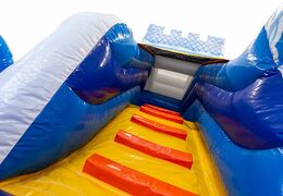 Géant château gonflable multijoueur bleu ouvert avec toboggan sur le thème des princesses pirates pour les enfants. Achetez des transats en ligne chez JB Gonflables France