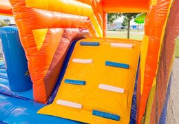 Château gonflable géant couvert sur le thème des pirates avec un toboggan sur la surface de saut, une tour d'escalade et des obstacles amusants pour les enfants. Achetez des château gonflable XXL en ligne chez JB Gonflables France