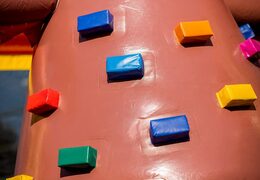 Commandez un château gonflable géant pirate multi-jeux couvert d'une hauteur limitée à 2,74 mètres et avec un toboggan pour petits et grands. Achetez des château gonflable XXL en ligne chez JB Gonflables France