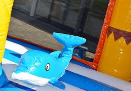 Commandez une château gonflable géant de plage intérieure avec un toboggan sur la surface de saut, une tour d'escalade et des obstacles amusants sur le thème de la plage pour les enfants. Achetez des château gonflable XXL en ligne chez JB Gonflables France