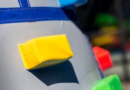 Château gonflable géant dans un thème de château avec un toboggan sur la surface de saut, une tour d'escalade et des obstacles amusants pour les enfants. Achetez des château gonflable XXL en ligne chez JB Gonflables France