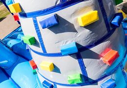 Commandez un château gonflable XXL d'intérieur avec un toboggan sur la surface de saut, une tour d'escalade et des obstacles amusants avec des imprimés sur le thème du château pour les enfants. Achetez des super châteaux gonflables en ligne chez JB Gonflables France