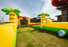 Groot opblaasbaar open bubble boarding springkussen met foam kopen in thema sport basketbal voetbal voor kinderen