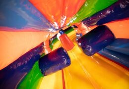 Commandez un playzone gonflable de tunnel de crawl de cirque avec des obstacles, une pente d'escalade et un toboggan pour les enfants. Achetez des playzone gonflables en ligne chez JB Gonflables France