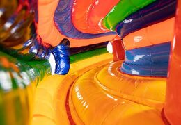 Tunnel de playzone gonflable sur le thème du cirque avec obstacles, utilisez une rampe d'escalade et un toboggan pour les enfants. Achetez des playzone gonflables en ligne chez JB Gonflables France