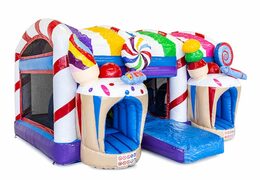 Château gonflable XXL sur le thème de Candyland avec toboggan et objets 3D pour enfants. Commandez des super châteaux gonflables en ligne chez JB Gonflables France