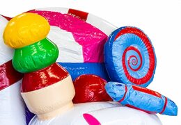 Château gonflable XXL multijoueur d'intérieur au design unique avec deux entrées, un toboggan au milieu et des objets 3D pour les enfants. Achetez des château gonflable géant en ligne chez JB Gonflables France