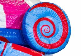 Château gonflable XXL sur le thème des bonbons avec un toboggan et des objets 3D pour les enfants. Achetez des super châteaux gonflables en ligne chez JB Gonflables France