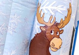 Achetez un château gonflable géant multijoueur d'intérieur sur le thème de la glace bleue et blanche avec un toboggan et des objets 3D pour les enfants. Commandez des super châteaux gonflables en ligne chez JB Gonflables France