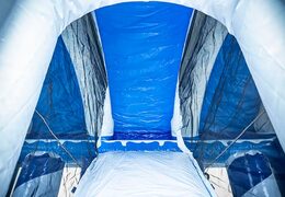 Château gonflable géant de glace gonflable multijoueur avec un toboggan au milieu et des objets 3D pour les enfants. Commandez des super châteaux gonflables en ligne chez JB Gonflables France