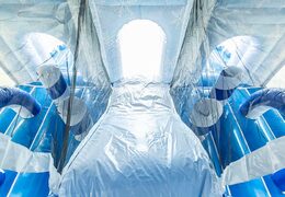 Achetez un château gonflable XXL sur le thème de la glace dans un design unique avec deux entrées, un toboggan au milieu et des objets 3D pour les enfants. Commandez des château gonflable géant en ligne chez JB Gonflables France