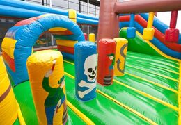 Commandez un château gonflable géant de bateau pirate au design unique avec deux entrées, un toboggan au milieu et des objets 3D pour les enfants. Achetez des super châteaux gonflables en ligne chez JB Gonflables France