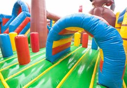 Château gonflable XXL multijoueur en bateau pirate avec un toboggan au milieu et des objets 3D pour les enfants. Commandez des super châteaux gonflables en ligne chez JB Gonflables France