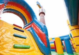 Grand château gonflable géant d'intérieur de bateau de pirate avec le toboggan dans le thème de Lego pour des enfants. Achetez des super châteaux gonflables en ligne chez JB Gonflables France