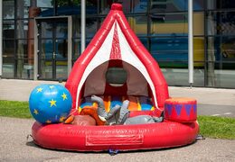 Achetez un playzone gonflable de zone de jeu sur le thème du cirque avec des balles en plastique et des objets 3D pour les enfants. Commandez des playzone gonflables en ligne chez JB Gonflables France