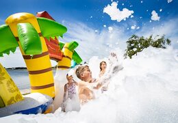 Ouvrez Bubble Park Hawaii avec un robinet en mousse pour les enfants. Commandez des châteaux gonflables chez JB Gonflables France