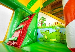 Achetez le château gonflable XXL Jungleworld au design unique avec deux entrées, un toboggan au milieu et des objets 3D pour les enfants. Commandez des super châteaux gonflables en ligne chez JB Gonflables France