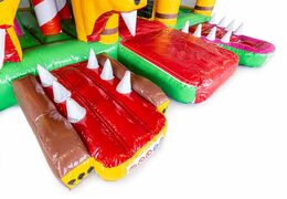 Château gonflable géant multijoueur intérieur Jungleworld au design unique avec deux entrées, un toboggan au milieu et des objets 3D pour les enfants. Achetez des château gonflable XXL en ligne chez JB Gonflables France