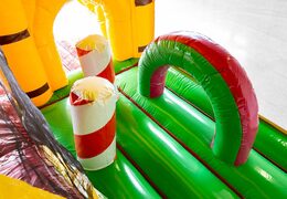 Commandez le château gonflable géant e Jungleworld au design unique avec deux entrées, un toboggan au milieu et des objets 3D pour les enfants. Achetez des château gonflable XXL en ligne chez JB Gonflables France