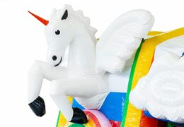 Château gonflable géant multijoueur de licorne avec un toboggan au milieu et des objets 3D pour les enfants. Commandez des château gonflable géant en ligne chez JB Gonflables France