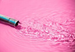 Commandez un château gonflable flamingo videur pour enfants chez JB Gonflables France. Achetez des châteaux gonflables en ligne chez JB Gonflables France