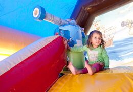 Commandez une châteaux gonflables à canons à balles de pirate de combo de tir recouverte d'un jeu de canon et d'un toboggan pour les enfants. Achetez des châteaux gonflables à canons à balles en ligne chez JB Gonflables France