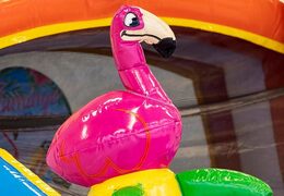Commandez un château gonflable de aquatique avec un objet 3D d'un grand flamant rose sur le dessus de JB Gonflables France. Achetez des châteaux gonflables en ligne maintenant chez JB Gonflables France