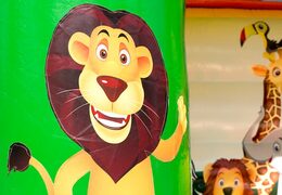 Achetez une château gonflable midi dans une combinaison de couleurs vert jaune et orange avec un thème jungle pour les enfants. Visitez JB Gonflables France en ligne