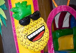 Commandez un mini château gonflable sur le thème des flamants roses avec un toboggan pour les enfants. Achetez des mini multiplay en ligne chez JB Gonflables France