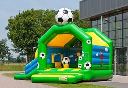 Commandez un château gonflable multifonctionnel avec une figure 3D frappante d'un ballon de football sur le toit pour les enfants. Commandez des châteaux gonflables en ligne chez JB Gonflables France