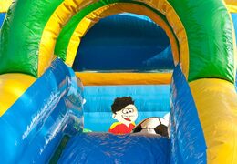 Achetez un château gonflable couvert gonflable avec un objet de football 3D sur le toit chez JB Gonflables France. Commandez des châteaux gonflables en ligne chez JB Gonflables France