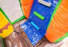 Châteaux gonflables multiplay Dinoworld avec un toboggan, des objets amusants sur la surface de saut et des objets 3D saisissants pour les enfants. Achetez des toboggan châteaux gonflables en ligne chez JB Gonflables France