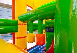 Châteaux gonflables multiplay lion avec toboggan, piliers sur la surface de saut et objets 3D saisissants pour les enfants. Commandez des toboggan châteaux gonflables en ligne chez JB Gonflables France