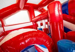 Châteaux gonflables multiplay moyen sur le thème des pompiers avec toboggan et piliers sur la surface de saut, acheter pour les enfants. Commandez des toboggan châteaux gonflables en ligne chez JB Gonflables France