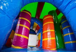 Châteaux gonflables multiplay de licorne avec un toboggan, des piliers sur la surface de saut et des objets 3D saisissants pour les enfants. Commandez des toboggan châteaux gonflables en ligne chez JB Gonflables France