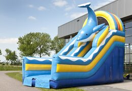 Unieke multifunctionele glijbaan in dolfijn thema met een plonsbad, indrukwekkend 3D object, frisse kleuren en de 3D obstakels voor kinderen bestellen. Koop opblaasbare glijbanen nu online bij JB Inflatables Nederland