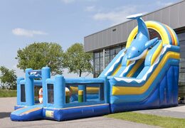 Unieke opblaasbare glijbaan in thema dolfijn met een plonsbad, indrukwekkend 3D object, frisse kleuren en de 3D obstakels voor kinderen kopen. Bestel opblaasbare glijbanen nu online bij JB Inflatables Nederland