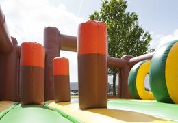 Toboggan gonflable sur le thème des gorilles avec une pataugeoire, un objet 3D impressionnant, des couleurs fraîches et l'obstacle 3D pour les enfants. Commandez des toboggans gonflables maintenant en ligne chez JB Gonflables France