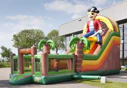 Unieke opblaasbare glijbaan in thema piraat met een plonsbad, indrukwekkend 3D object, frisse kleuren en de 3D obstakels voor kinderen kopen. Bestel opblaasbare glijbanen nu online bij JB Inflatables Nederland