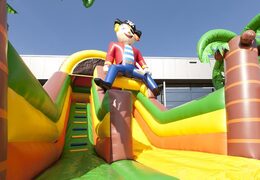 Piraat themed opblaasbare glijbaan met een plonsbad, indrukwekkend 3D object, frisse kleuren en de 3D obstakels kopen voor kinderen. Bestel opblaasbare glijbanen nu online bij JB Inflatables Nederland